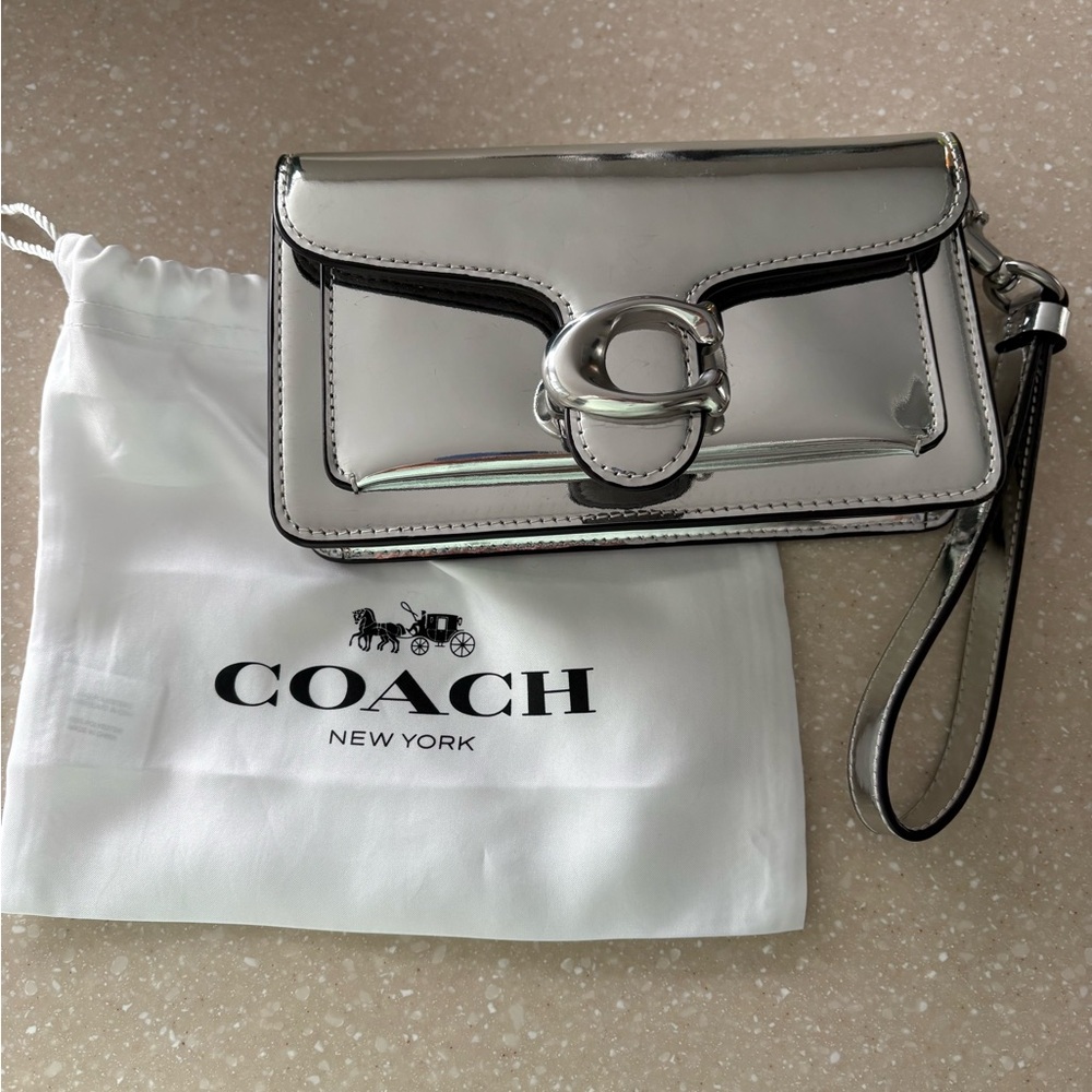 SOLD‼️Coach Silver Metallic Leather Wristlet Clutch